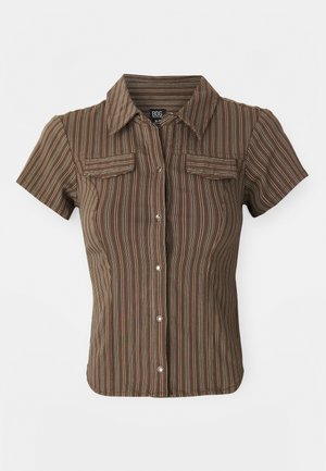 Cămașă căptușită cu mânecă scurtă, de culoare maro, cu dungi verticale în diverse culori, două buzunare pe piept și guler ascuțit. Realizată dintr-un material ușor.