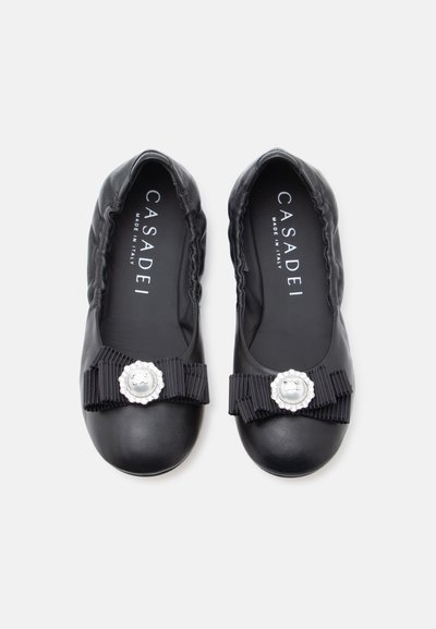 Μαύρα δερμάτινα παπούτσια μπαλέτου με ελαστικές άκρες, μαύρα φιόγκους από γκρο κορδέλα και διακοσμητικά κουμπιά με πέρλες και στρας στη μύτη.