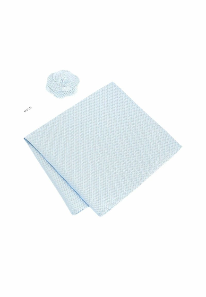 Textil de un albastru deschis cu un model texturat în carouri, însoțit de un accesoriu asortat în formă de floare. Plisat cu margini clare.