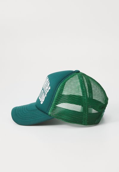 Casquette trucker en mesh vert avec un panneau avant solide, visière courbée et texte blanc sur le devant. L'arrière est entièrement en mesh pour la ventilation.