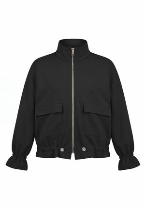 Chaqueta negra con cremallera, cuello alto, dos bolsillos frontales con solapa, puños elásticos y botones ajustables en el dobladillo.
