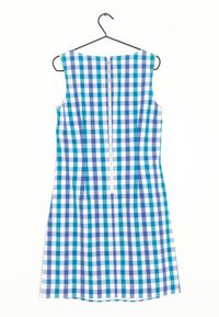 Ärmlös klänning med ett mönster av blå, turkos och vita rutor i gingham; har dragkedja i ryggen och en utsvängd silhuett.