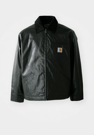 Giacca nera con zip realizzata in materiale liscio e lucido. Presenta un colletto in corduroy, due tasche frontali e una piccola patch con logo sul petto.