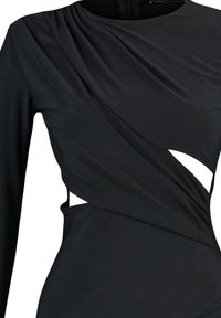 Robe noire à manches longues avec un tissu drapé asymétrique et des détails découpés à la taille, créant une silhouette élégante et moderne.