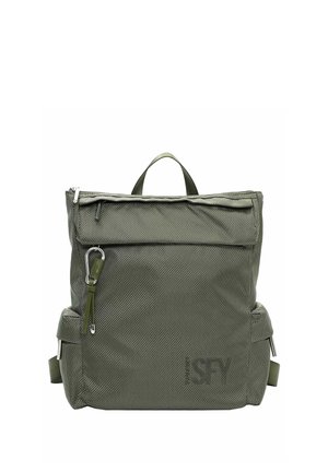 Mochila de tela verde texturizada con solapa superior con cremallera, bolsillo frontal, bolsillos laterales y un pequeño mosquetón metálico en el tirador de la cremallera frontal.