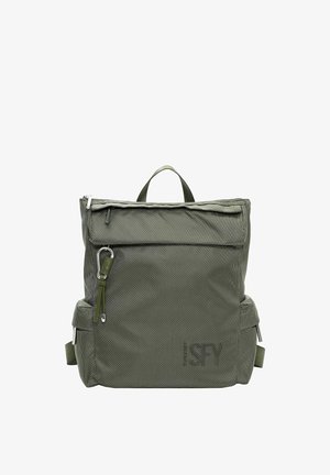 Zielony plecak z fakturowanej tkaniny z zamykaną na zamek górną klapą, przednią kieszenią, bocznymi kieszeniami i małym metalowym karabinkiem na suwaku przednim.