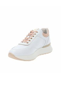 Baskets en cuir blanc avec un accent rose au niveau du talon. Elles présentent un bout arrondi, des lacets de qualité supérieure et une semelle blanche épaisse et texturée.