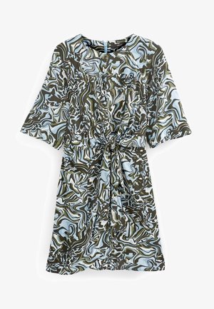 Robe longueur genou avec un motif abstrait tourbillonnant bleu, vert et noir, manches évasées trois-quarts et un nœud devant à la taille.