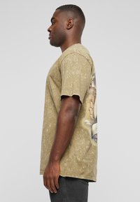 Karl Kani SIGNATURE WASHED EAGLE TEE - Trükipildiga T-särk - olive