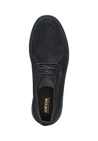 Scarpe di suede nere con punta arrotondata, design con lacci e superficie testurizzata. Presentano un logo dorato sulla soletta e una suola in gomma.