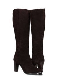 Een paar donkerbruine suède kniehoge laarzen met hoge blokhakken en spitse neuzen, naast elkaar geplaatst op een witte achtergrond.