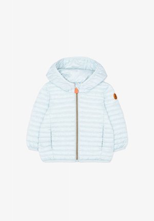 Giacca imbottita azzurro chiaro per bambini piccoli con cappuccio, cerniera frontale, polsini elastici, tasche laterali e un piccolo logo rotondo arancione sulla manica sinistra.