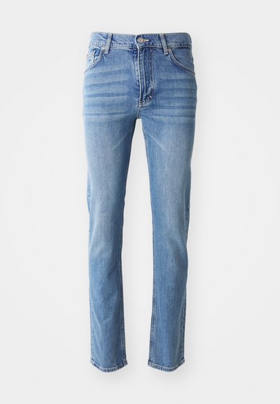 Jeans de denim azul claro com corte reto, cinco bolsos, desbotamento subtil no tecido e fecho de botão e zíper na cintura.