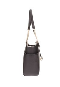 Borsa a mano in pelle nera con finitura testurizzata, dotata di una sola tracolla e un accento in catena dorata. Include una tasca esterna.