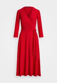 Robe portefeuille rouge à manches longues, décolleté en V et taille ceinturée. Fabriquée dans un tissu lisse, avec un design fluide arrivant à mi-mollet.