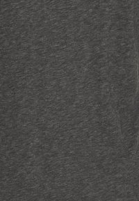 Tecido cinza-escuro com uma textura heathered subtil, apresentando um acabamento suave e uma construção leve, adequado para vestuário casual.