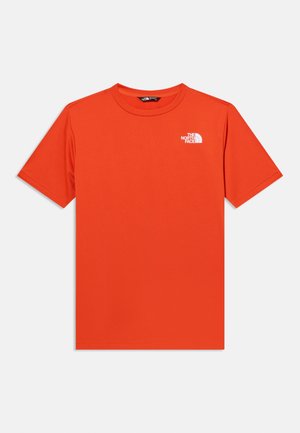Orangenes kurzärmeliges T-Shirt mit Rundhalsausschnitt und kleinem weißem The North Face-Logo auf der linken Brust, flach auf einem weißen Hintergrund liegend.