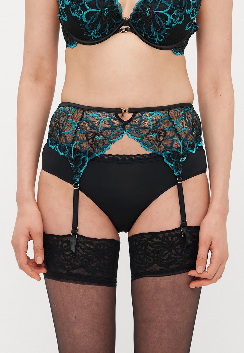 Črni komplet spodnjega perila s turkiznimi cvetličnimi čipkami. Ponaša se z visokim pasom, podvezicami in prozornimi črnimi nogavicami.