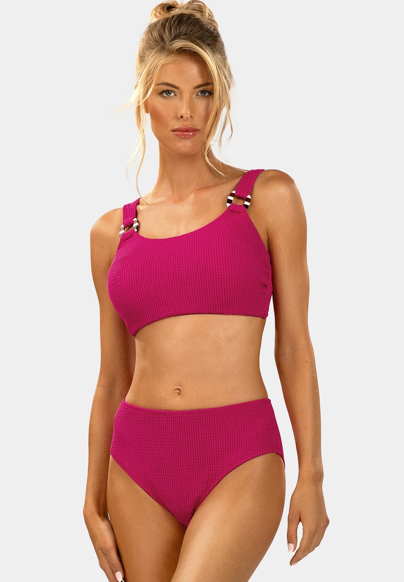 Fuksjowy zestaw bikini z dzianiny z krótkim topem, ozdobiony paskami ze srebrnym wykończeniem na ramiączkach oraz wysokim dołem. Gładka tekstura.