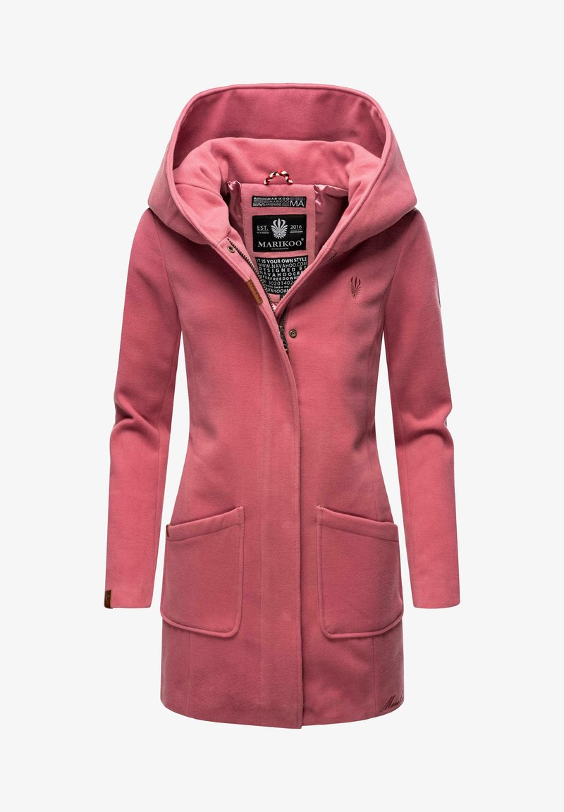 Vaaleanpunainen fleece-takki, jossa on suuri huppu, kaksi etutaskua, nappikiinnitykset ja logo rinnassa. Sujuva pinta ja virtaviivainen muotoilu.
