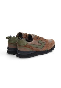 Chaussures de sport brunes et vertes en matériaux suédés et synthétiques. Avec un dessus à motifs, un design à lacets et une semelle en caoutchouc.