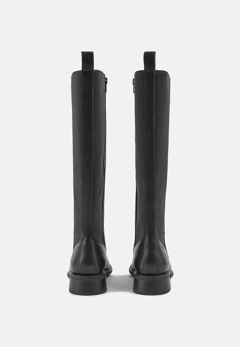 Stivali al ginocchio in pelle nera con una texture liscia, dotati di una zip sul retro e un tacco in gomma impilato per una maggiore stabilità.