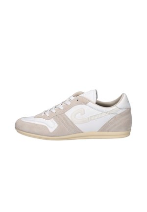 Niedriger Freizeitsneaker in Weiß und Beige aus Wildleder und Leder mit Schnürdesign und dezent eingesticktem Logo an der Seite.