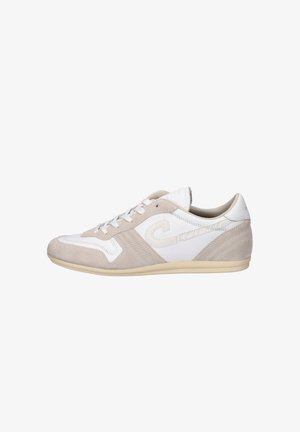 Lage casual sneaker in wit en beige suède en leer met vetersluiting en subtiel geborduurd logo aan de zijkant.