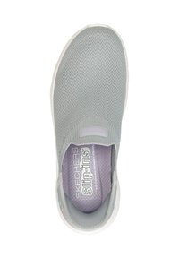 Lichtgrijze instapper van gebreide mesh met een gestructureerd oppervlak. Paarse binnenzool gelabeld 'Air Cooled Memory Foam' voor comfort. Witte zool.