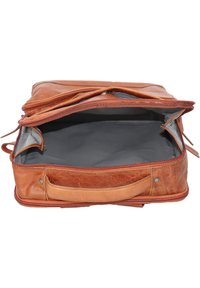 Borsa in pelle marrone con chiusura con zip. L'interno è in tessuto grigio, con un ampio comparto principale e una tasca laterale.