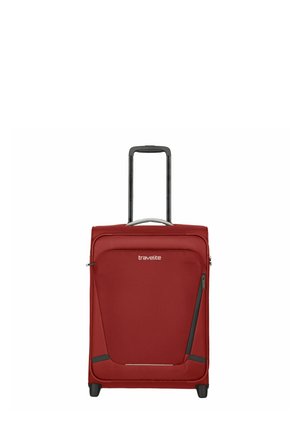 Valise en tissu rouge avec poignée rétractable, accents noirs, texture lisse, poche zippée à l'avant et quatre roues noires à roulement.