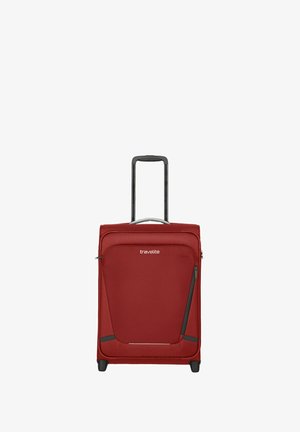 Valise en tissu rouge avec poignée rétractable, accents noirs, texture lisse, poche zippée à l'avant et quatre roues noires à roulement.
