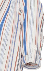 Dryžuotas marškiniai, pasižymintys vertikaliomis raštomis baltos, mėlynos ir rudų spalvų, su sagomis kilpomis ir minkšta tekstūra.