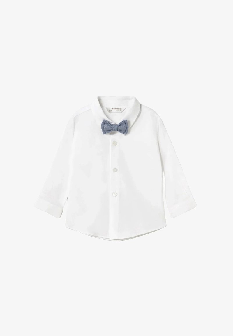 Camicia bianca a maniche lunghe con colletto button-down e papillon azzurro chiaro. Tessuto morbido e vestibilità standard, con chiusura frontale a bottoni.