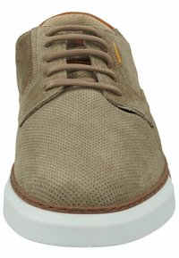 Hellbraune Wildlederschuhe mit runder Zehenpartie, durchbrochener Textur, braunen Schnürsenkeln und weißer Gummisohle. Mit braunen Nähdetails akzentuiert.