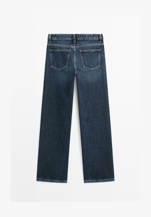 Tmavě modré džíny se rovný střih, přední dvě zadní kapsy a viditelné švy podél švů a okrajů.