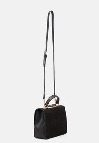 Czarna skórzana i zamszowa torebka z okuciami w złotym odcieniu, o wyraźnie ukształtowanym kształcie, z górnym uchwytem i regulowanym paskiem na ramię.