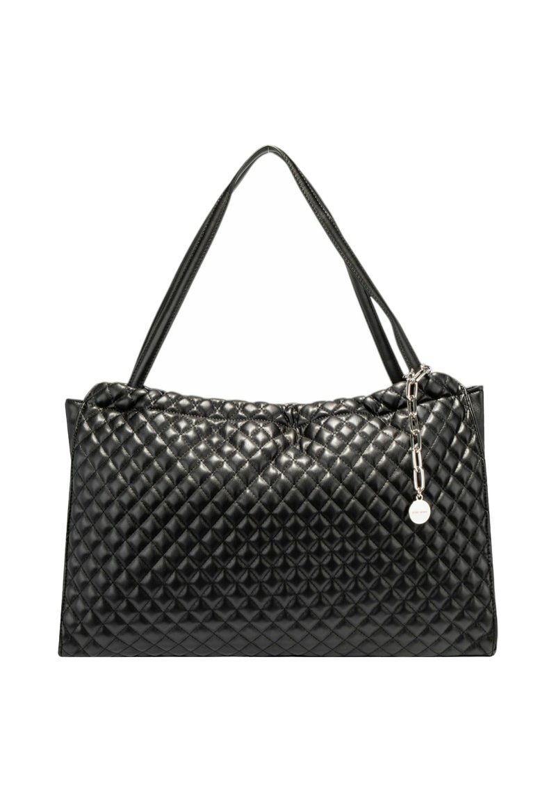 Borsa a tracolla nera trapuntata con un motivo a diamante testurizzato, due manici piatti e un accento in catena argentata attaccato alla cerniera.