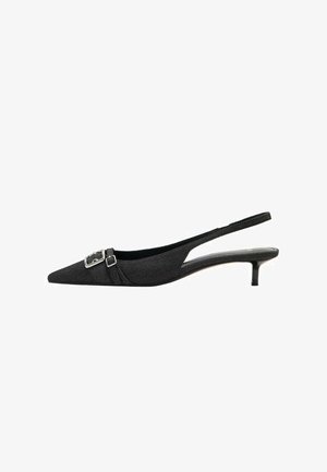Zwarte stoffen slingback pump met puntige neus, voorzien van een decoratieve vierkante gesp en een kittenheel. Glad oppervlak en minimalistisch design.