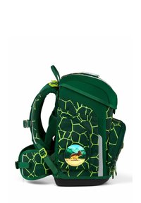 Zaino verde con motivo esagonale in verde chiaro. Include spallacci regolabili, tasche laterali e un distintivo circolare a tema animale.