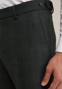 WE Fashion Hlače za moške obleke - green