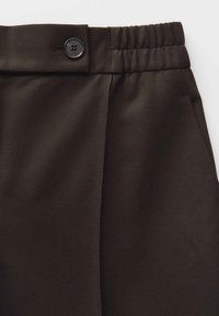 Ceinture de pantalon marron foncé avec un bouton et une section élastique, comportant une poche latérale visible sur le côté droit.