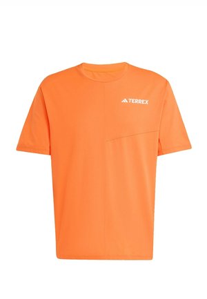 Fel oranje sportshirt met korte mouwen, ronde hals en een witte "TERREX"-logo op de linkerbovenkant van de borst.