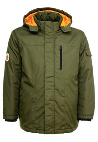 Olivgrüne, isolierte Winterjacke mit orangefarbenem Innenfutter der Kapuze, Brustreißverschluss-Tasche, zwei Seitentaschen und Aufnäher am linken Ärmel.