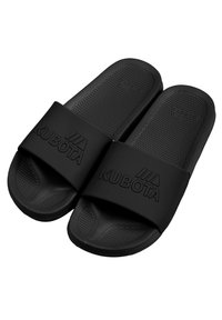 Czarne klapki z teksturowaną czarną gumową podeszwą. Szeroki górny pasek z wytłoczonym logo. Okrągły kształt i wyściełana wkładka.