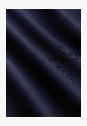 Tamsiai mėlynas audinys su lygia, šiek tiek tekstūruota paviršiumi, rodantis smulkias horizontalias juosteles ir švelnius bangavimus.