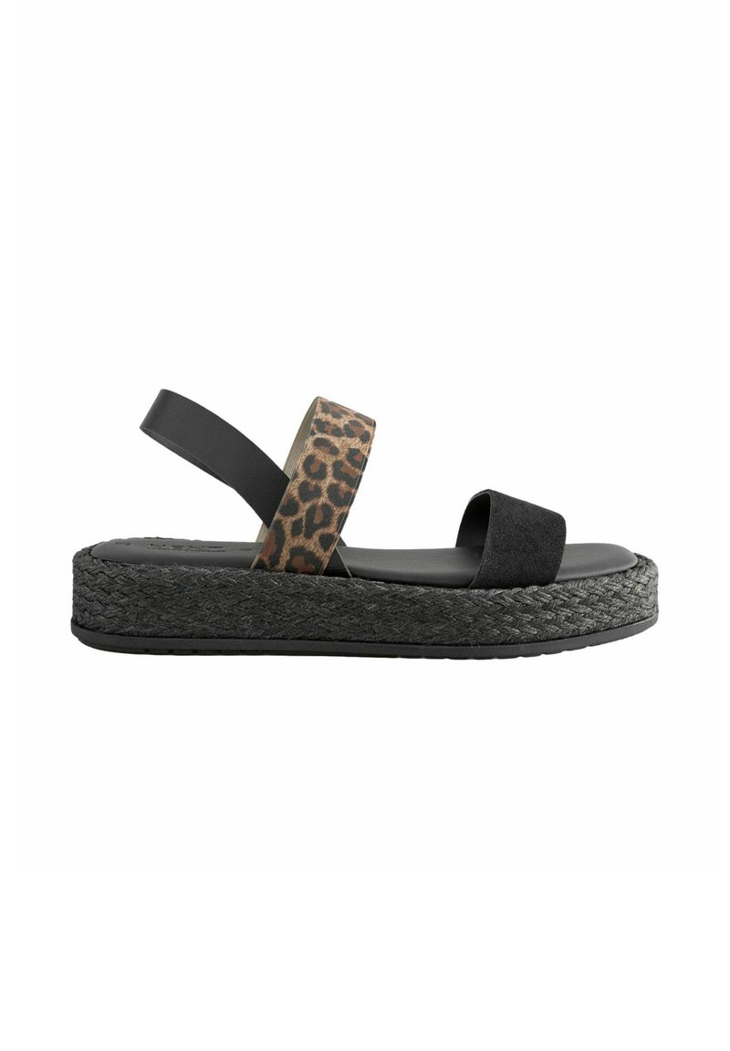 Sandală cu un brâu din suede negru, bandă superioară cu imprimeu de leopard și talpă platformă împletită neagră. Design cu spatele deschis pentru a fi ușor de purtat.