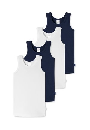 Quattro canotte senza maniche in cotone, alternate nei colori bianco e blu navy, accuratamente impilate e distese su uno sfondo bianco.