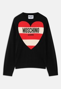 Svart genser med et stort hjerte-design i røde og hvite striper, med teksten "MOSCHINO JEANS", laget av strikket materiale.