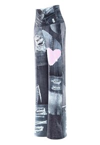 Augsta vidukļa izšūšanas džinsi ar nodiluma detaļām un rozā sirdi augšstilbā, kas sastāv no dažādām melnā un pelēkā džinsa nokrāsām.